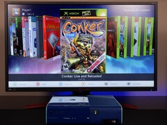 Egy moddolt kék Xbox 360, amelyen egy saját fejlesztésű műszerfal fut egy monitoron, és a "Conker: Live and Reloaded" című játékot más Xbox- és emulátorjátékok mellett. (Kép forrása: Modern Vintage Gamer a YouTube-on)