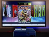  Egy moddolt kék Xbox 360, amelyen egy saját fejlesztésű műszerfal fut egy monitoron, és a "Conker: Live and Reloaded" című játékot más Xbox- és emulátorjátékok mellett. (Kép forrása: Modern Vintage Gamer a YouTube-on)