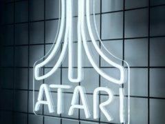 Fehér neon LED felirat az Atari logójával (kép forrása: Atari)
