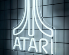 Fehér neon LED felirat az Atari logójával (kép forrása: Atari)
