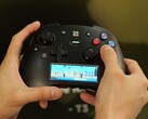 Kipróbáltuk a Gamescomon: Ez a vezérlő kijelzővel, operációs rendszerrel és Raspberry Pi chip-pel rendelkezik