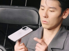Egy másik szivárgás a OnePlus 13T feltételezett újratervezett hátlapját mutatja (Kép forrása: 纵有西风起 on Weibo)