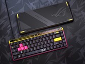 Az új Asus ROG Falchion Ace HFX ZywOo Edition felfrissített dizájnnal rendelkezik, sárga és rózsaszín akcentusokkal. (Kép forrása: Asus)