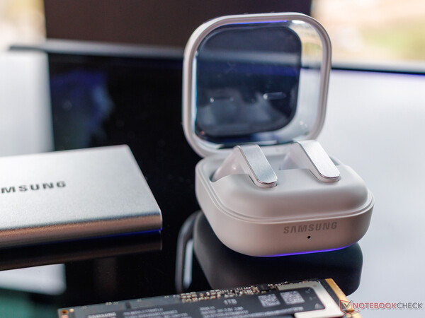 A Galaxy Buds 4 a Galaxy Buds 3 szögletes szárát laposra cserélte.