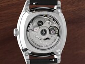A Timex Marlin Chatham Automatic hátulnézete, amelyen az átlátszó hátlapon keresztül látható a Miyota automata szerkezet