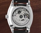 A Timex Marlin Chatham Automatic hátulnézete, amelyen az átlátszó hátlapon keresztül látható a Miyota automata szerkezet