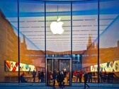 A Apple üzlet külső nézete a logóval és a vásárlókkal (Kép forrása: Pixabay)