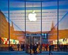 A Apple üzlet külső nézete a logóval és a vásárlókkal (Kép forrása: Pixabay)