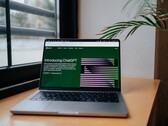 Laptop egy ablak melletti asztalon, a képernyőn az OpenAI ChatGPT weboldala látható