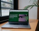 Laptop egy ablak melletti asztalon, a képernyőn az OpenAI ChatGPT weboldala látható