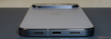 Alul: C-típusú USB 3.2, mikrofon