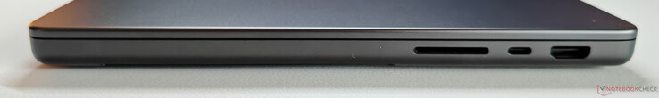 Rendben: SD kártyaolvasó, USB-C 4.0 Thunderbolt 4 (40 Gbit/s, DisplayPort ALT mód, Power Delivery), HDMI kimenet
