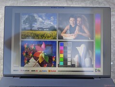 A vakítás jelen van, de árnyékban kezelhető