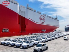 A BYD shenzeni autószállítója 7000 elektromos autóval indul Brazíliába (Kép forrása: PDChina on X)