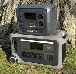 Az Anker Solix F3000 jelentősen nagyobb, mint a Bluetti Elite 300, de nagyobb teljesítményű is.