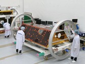 A Los Alamos Nemzeti Laboratórium "űrhajó-sebességmérőt" fejleszt ki a műholdak követésének javítására zsúfolt pályákon. A képen: Mérnökök dolgoznak a NASA GRACE-FO műholdján (Kép forrása: NASA)