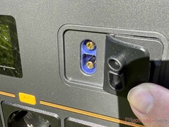 Indítósegéd és segédakkumulátor csatlakozók a fedél alatt