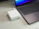 a Apple MacBook Pro 14 96 W-os tápegysége