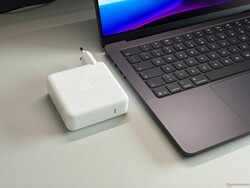 A 96 W-os tápegység nem elegendő, és az akkumulátor lemerül a stresszteszt során vagy játék közben.