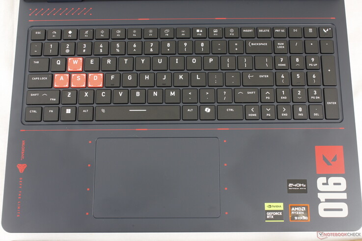 Az RGB-megvilágítás három zónára korlátozódik, nem pedig gombonkénti RGB-re