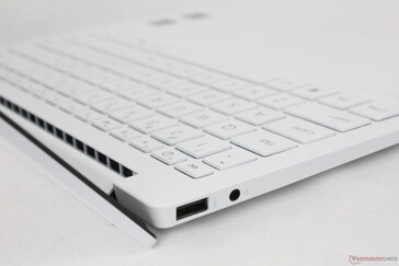 Szellőzőrácsok a rúdpánt alatt elrejtve