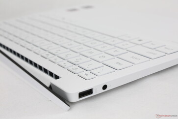 Szellőzőrácsok a rúdpánt alatt elrejtve