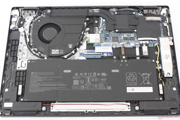 Az OmnoBook X Flip 16 belseje. Nincs hely egy második SSD számára