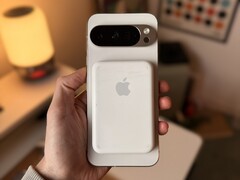 Egy új Pixel egy régi Apple tartozékkal. (Kép forrása: @1PaulJ_ via X)