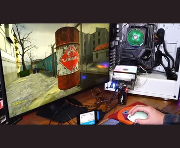 Half-Life 2 egy Linux konfiguráción, amelyet az AMD BC250 lapka hajt, monitorhoz, egérhez, billentyűzethez és külső SSD-hez csatlakoztatva (Kép forrása: Budget-Builds Official via YouTube)