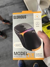 Glorious Model O3 gaming egér szivárgás doboz előlapja. (Kép forrása: @therightclicks on X)
