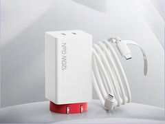 A két új töltő az Ace 6 Ultra készülékkel együtt kerül forgalomba. A képen: a 120 W-os GaN töltő a mellékelt kábellel.