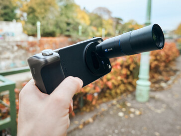 Az X300 Pro a felszerelt telekonverterrel (kép forrása: Alex Wätzel)