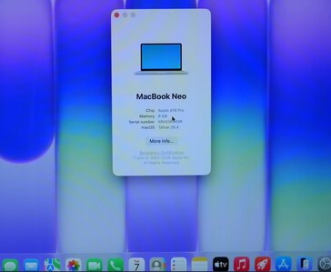 A MacBook Neo ablakában a Apple A18 Pro chip, 8 GB memória és a macOS Tahoe 26.4 látható