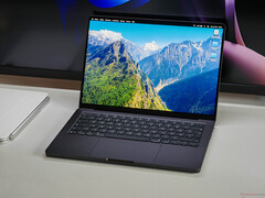 A MacBook Pro M5 egy asztalon.