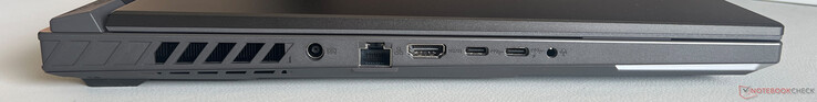 Balra: tápegység, Gigabit-Ethernet, HDMI 2.1 FRL, USB-C 4.0 (40 GBit/s, DisplayPort 2.1), USB-C 4.0 (40 GBit/s, DisplayPort 2.1, Power Delivery), 3,5 mm-es audiocsatlakozó)
