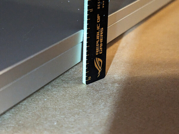 A Surface Laptop Ultra elülső részén egy kis kiálló perem található, amely megkönnyíti a kijelző kinyitását.