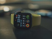 Egy Apple Watch SE egy asztalon (Kép forrása: Onur Binay via Unsplash; kivágva)