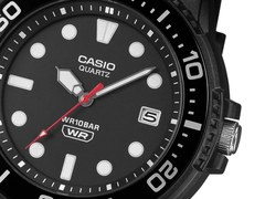 A képen látható, teljesen fekete Casio MRW-240H-1E1JF.