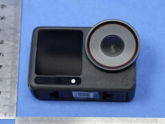 A képen: A pletykák szerint közelgő DJI Action 6, amely az Action 5 Pro sima lencséjéhez képest barázdált lencsekialakítással rendelkezik (Kép forrása: FCC)