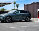2026 negyedik negyedévétől kezdődően a teljesen elektromos Volvo modellek, például a kompakt EX30 vezetői közvetlenül a gyári okostelefon-alkalmazáson keresztül több mint 20 000 Tesla Superchargert használhatnak majd Európa-szerte.