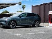 2026 negyedik negyedévétől kezdődően a teljesen elektromos Volvo modellek, például a kompakt EX30 vezetői közvetlenül a gyári okostelefon-alkalmazáson keresztül több mint 20 000 Tesla Superchargert használhatnak majd Európa-szerte.
