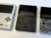 A bal oldali Game Bub első prototípusán még három gomb volt (Kép forrása: Eli Lipsitz)