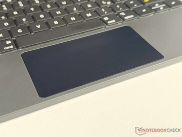 A trackpad támogatja a többujjas gesztusokat.
