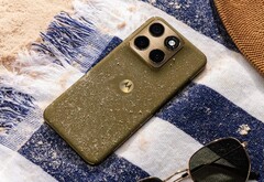 A Motorola Edge 2026 szemet gyönyörködtető hátlapja szövetfelülettel rendelkezik.