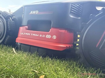 Az állítható vágóegység azonban szinte széltől szélig történő vágást tesz lehetővé (itt a Mova LiDAX Ultra AWD modellen látható)