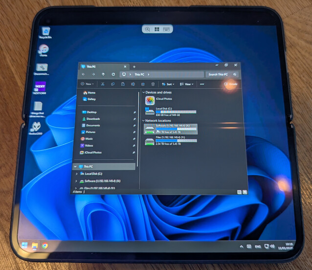 Az összecsukható eszközök határozottan előnyben vannak a távoli asztallal, a VNC-vel és más távfelügyeleti eszközökkel való munka során. De még mindig vannak kompromisszumok (Kép forrása: Notebookcheck)