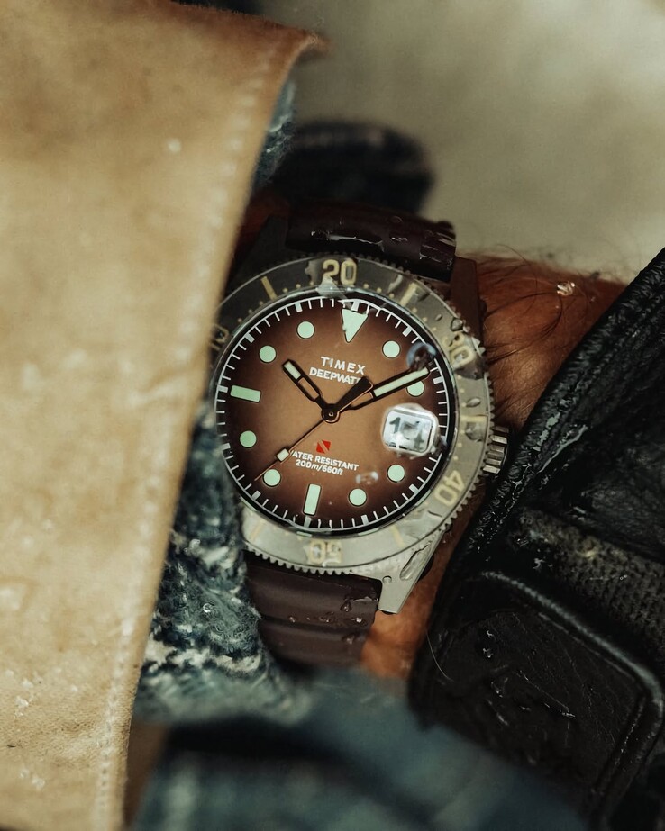Huckberry x Timex Deepwater Reef 200 búváróra barna számlappal, rozsdamentes acél tokban, fekete kerettel és hozzá illő barna szíjjal.
