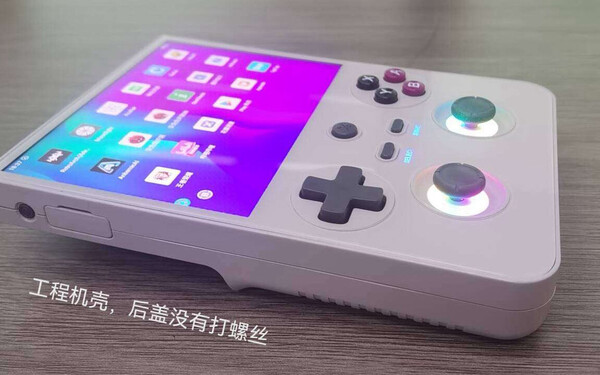 Egy állítólagos pillantás egy Anbernic RG477V mérnöki mintára. (Kép forrása: Maxzhou88)