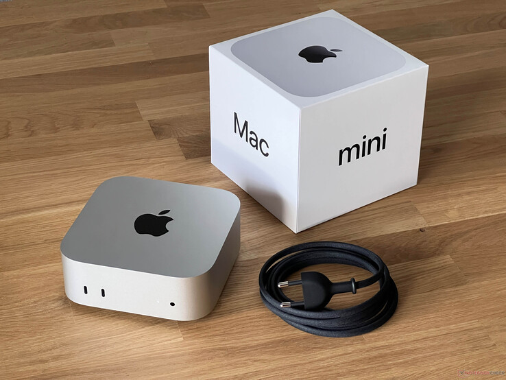 Apple Mac mini a doboza és a tápkábel mellett egy fa asztali felületen (Kép forrása: Notebookcheck)