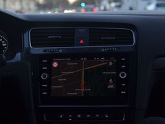 Autó műszerfala navigációs térképpel az infotainment képernyőjén